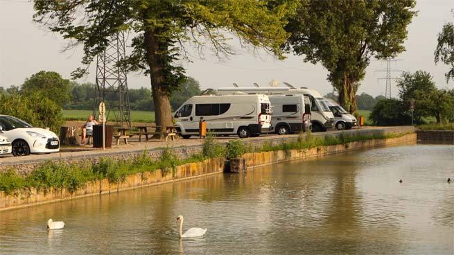 Pkw - Wohnmobil - Parkplatz am  "Canal de Huningue"