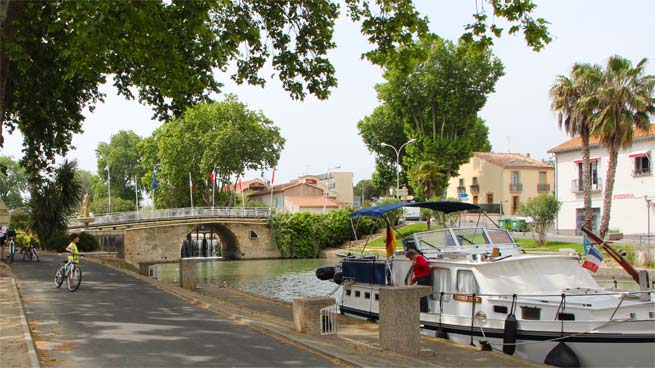 Brücke über dem Canal du Midi in Villeneuve - lès - Béziers.