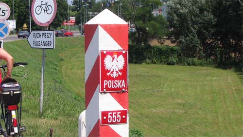 Grenzmarkierung an der deutsch - polnischen Grenze.